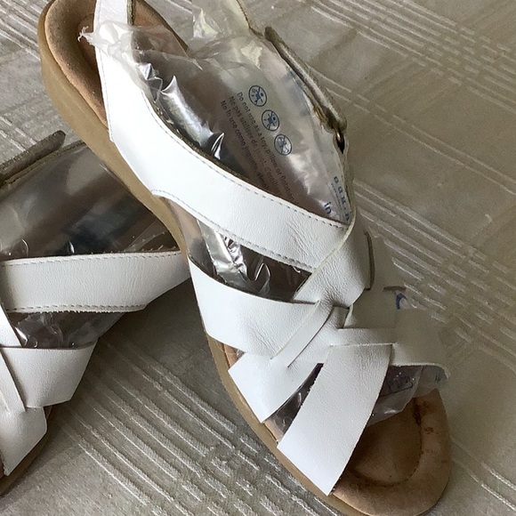 Naturalizer White Leather Adjustable Sandal with Wide Straps for Comfort - Picture 4 of 11